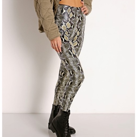 NEW Commando Faux Animal Legging with Control Olive Snake - Picture 2 of 14